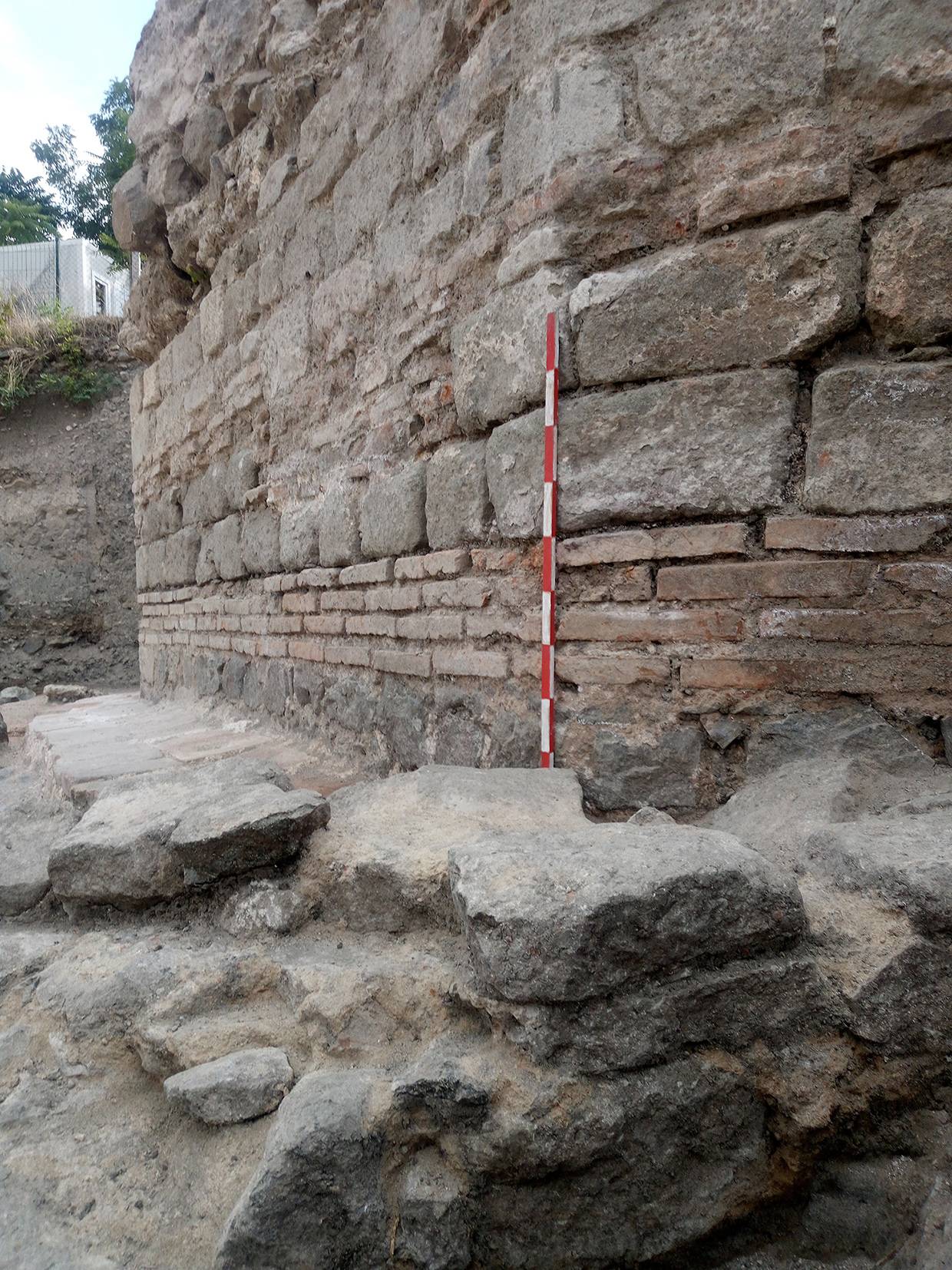 Римски мраморен басейн и антични и средновековни монети и печати са открити при проучванията на Акве калиде през 2025 г.